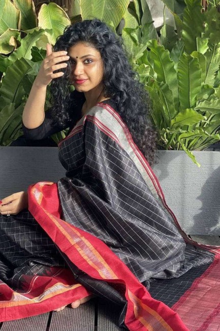 Zari Raw silk South Indian Saree in Black with Blouse